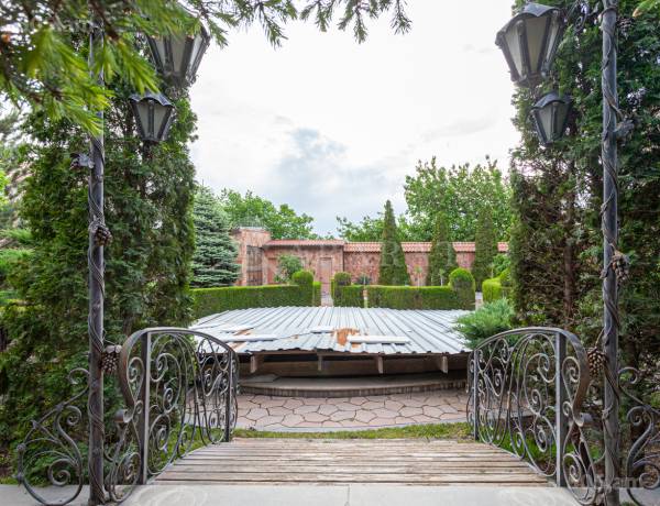 arandznatun-vardzakalutyun-Yerevan-Achapnyak