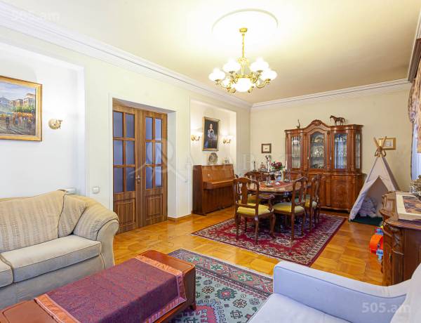 arandznatun-vacharq-Yerevan-Erebuni
