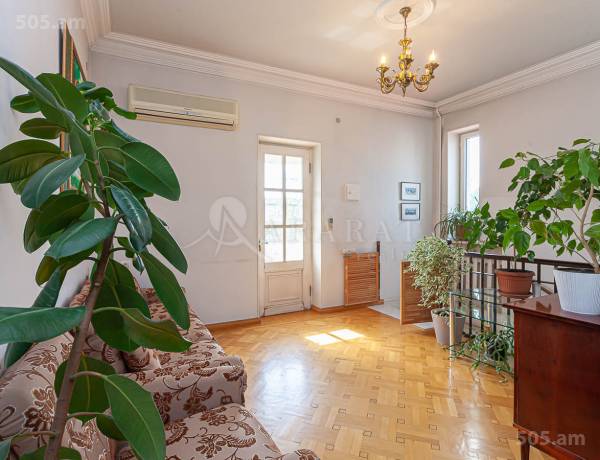 arandznatun-vacharq-Yerevan-Erebuni